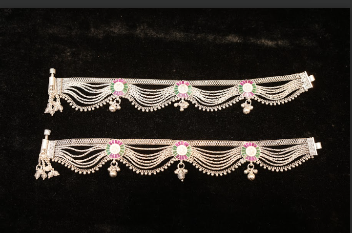 Hiraola's Product Image