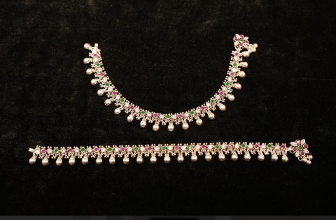 Hiraola's Product Image