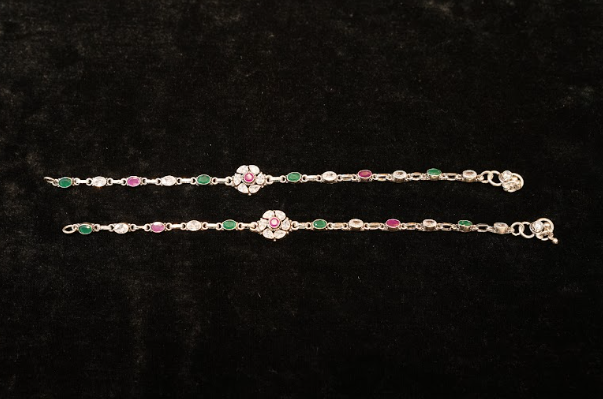 Hiraola's Product Image